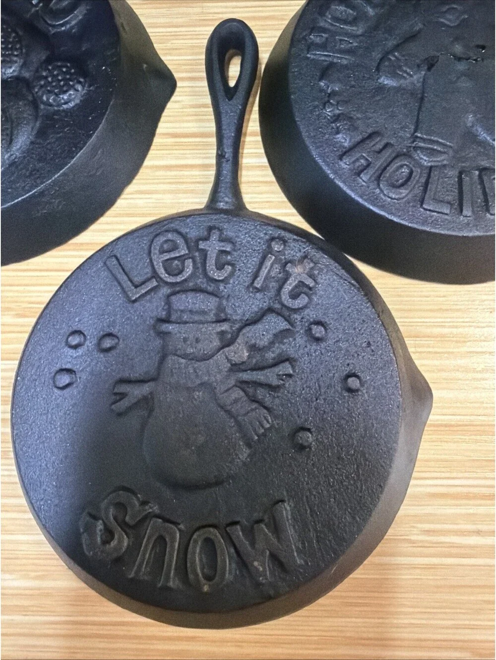4 VTG Christmas House holiday Santa snowflake gingerbread Mini Cast Iron Skillet